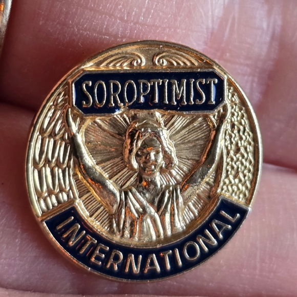 Vintage lapel pin Soroptimist International Yellow Gold Tone brooch round - Picture 1 of 9
